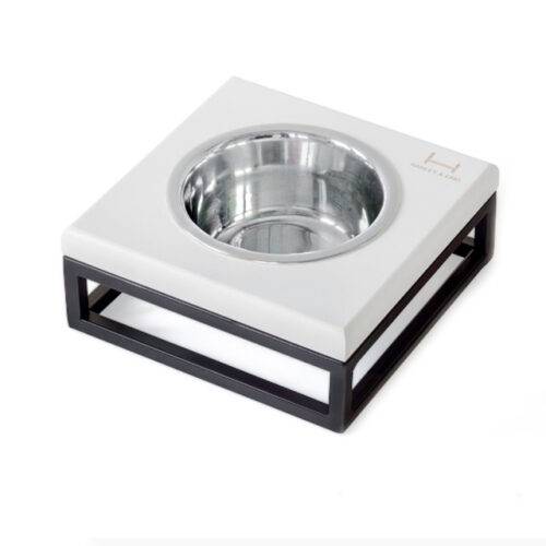 Миска на стільниці з білого дерева на чорній металевій підставці