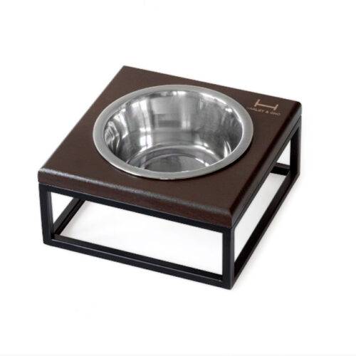 Миска на стільниці з натурального коричневого дерева на чорній металевій підставці