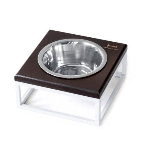 Миска на стільниці з натурального коричневого дерева на білій металевій підставці