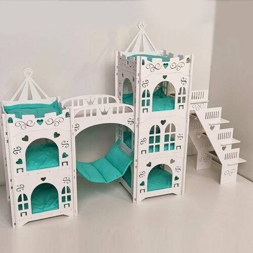 Великий біло-зелений замок зі сходинками і гамаком