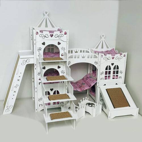 Великий біло-рожевий замок із двома дряпками і сходинками