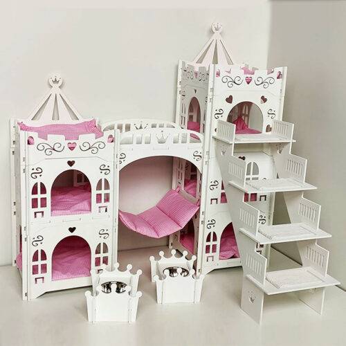 Великий біло-рожевий замок зі сходинками