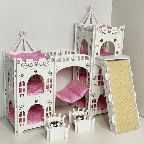 Великий біло-рожевий замок із дряпкою