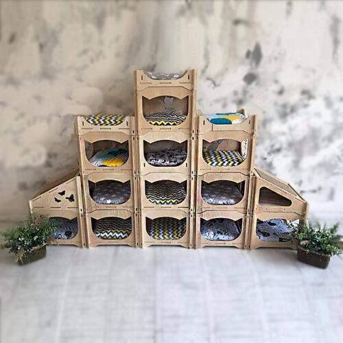 Величезний комплекс з 14 модулів на 17 котів