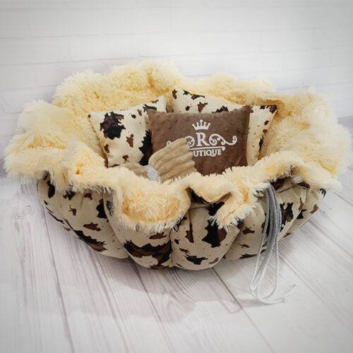 Round transforming bed made of beige fur with a print