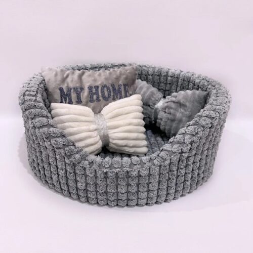 Oval bed with fur in soft colors in different sizes